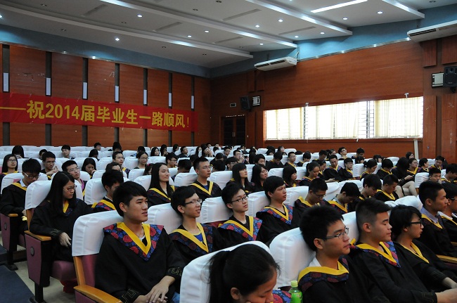 电影天堂
2014届毕业典礼在嘉锡厅顺利举行