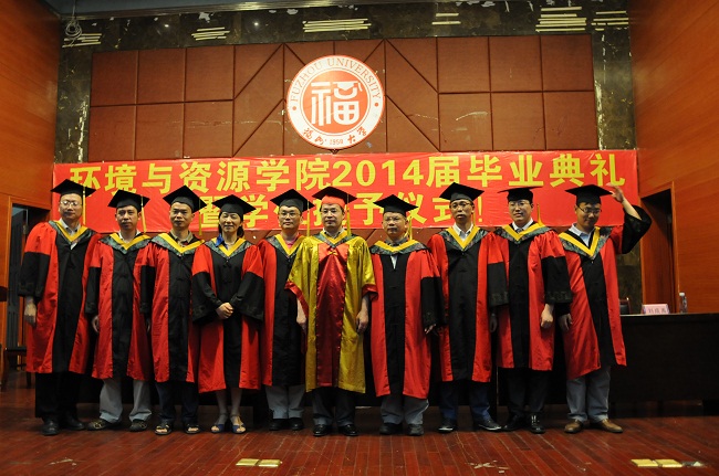 电影天堂
2014届毕业典礼在嘉锡厅顺利举行